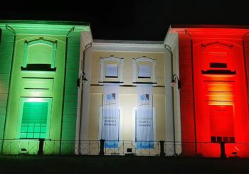 “BAGLIORI NELLA NOTTE”: LA BONIFICA PARMENSE VESTE BOCCA D’ENZA DI TRICOLORE